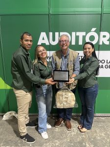 Moscamed Brasil participa da FENAGRO 2025 e recebe homenagem da Seagri